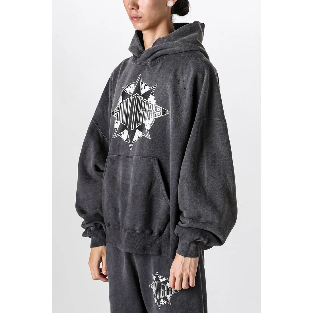 DENIM TEARS x SAINT Mxxxxxx SAINT TEARS Hoodie/BLK Five-pointed star cotton hole-in-the-dark distressed hoodie, washed black S-XL Assute dyeing, whole piece sprayed with horse fade/horse weight, co-branded main mark/cotton wash mark/cherub mark, many hanging holes on the front and rear panels, the original version has the same loose fit